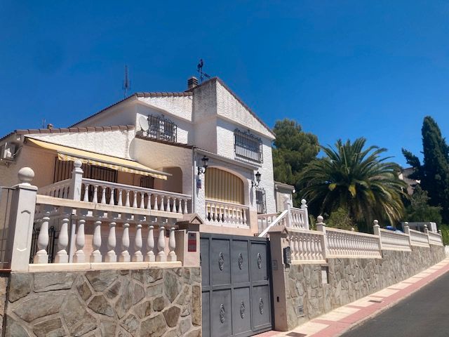 Vista exterior de Casa o xalet en venda en Olías del Rey amb Aire condicionat, Calefacció i Jardí privat
