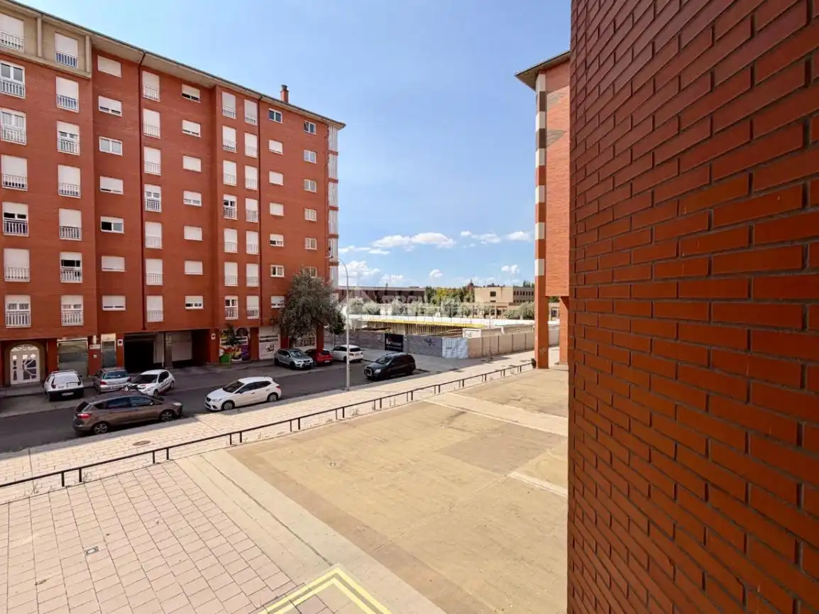 Vista exterior de Pis en venda en León Capital  amb Calefacció, Parquet i Terrassa