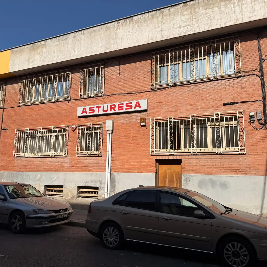 Außenansicht von Fabrikhallen zum Verkauf in Oviedo 