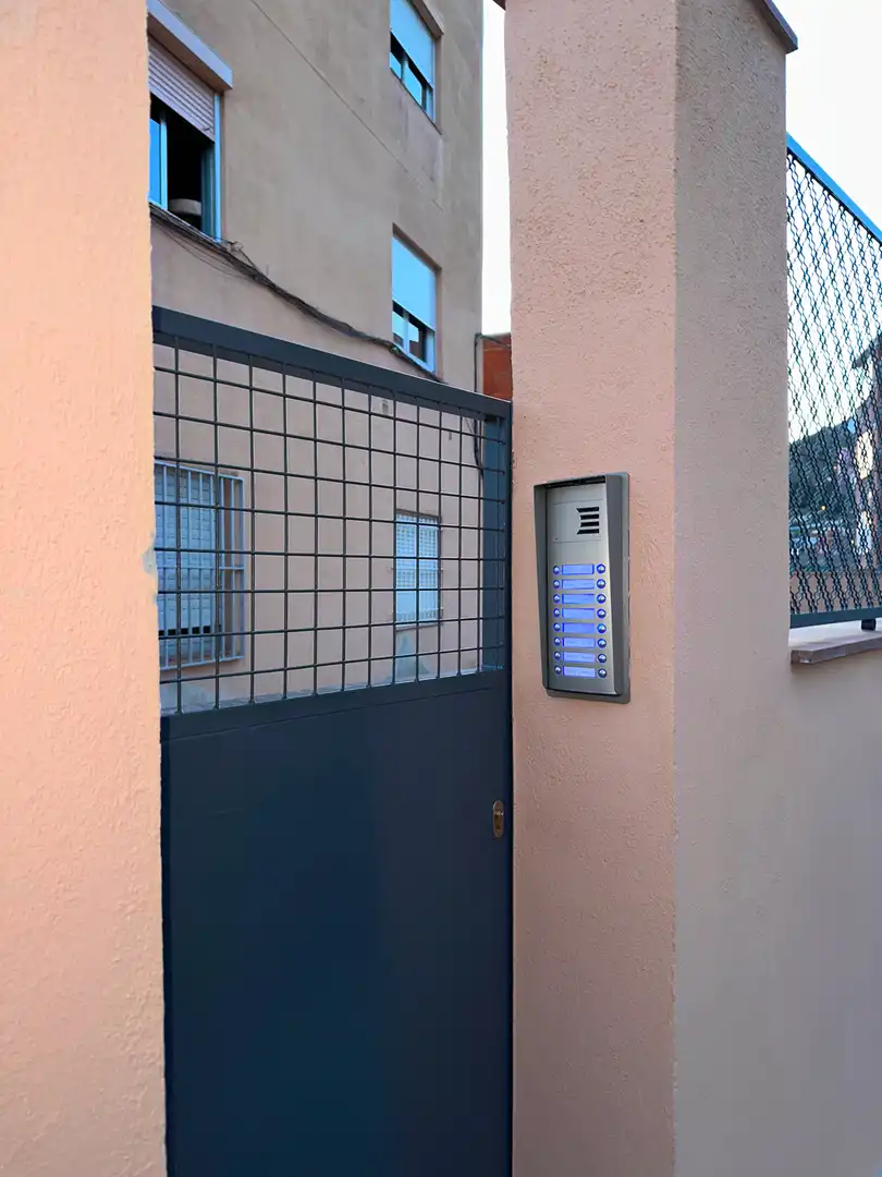 Vista exterior de Pis en venda en Santa Coloma de Gramenet amb Terrassa i Balcó