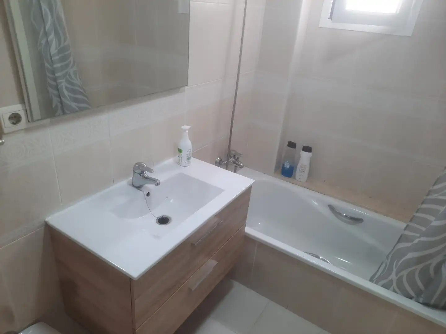 Badezimmer von Erdgeschoss zur Miete in Sanlúcar de Barrameda mit Terrasse, Schwimmbad und Balkon