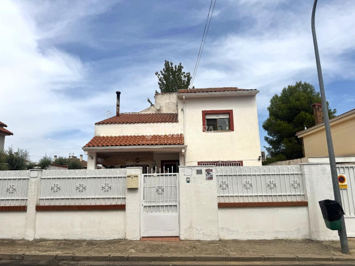 Vista exterior de Casa o xalet en venda en Ontígola amb Aire condicionat, Calefacció i Jardí privat