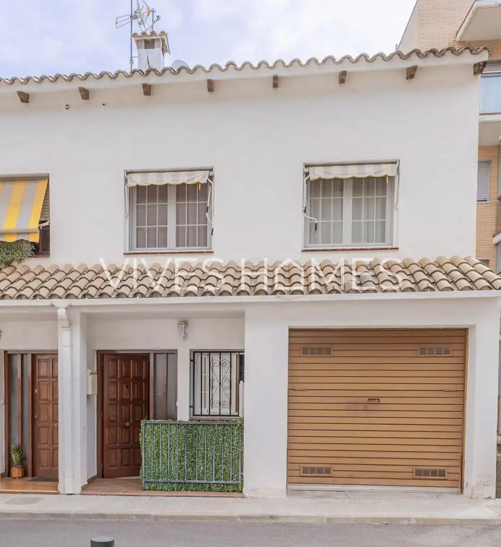 Vista exterior de Casa adosada en venda en Arenys de Mar amb Calefacció, Jardí privat i Terrassa