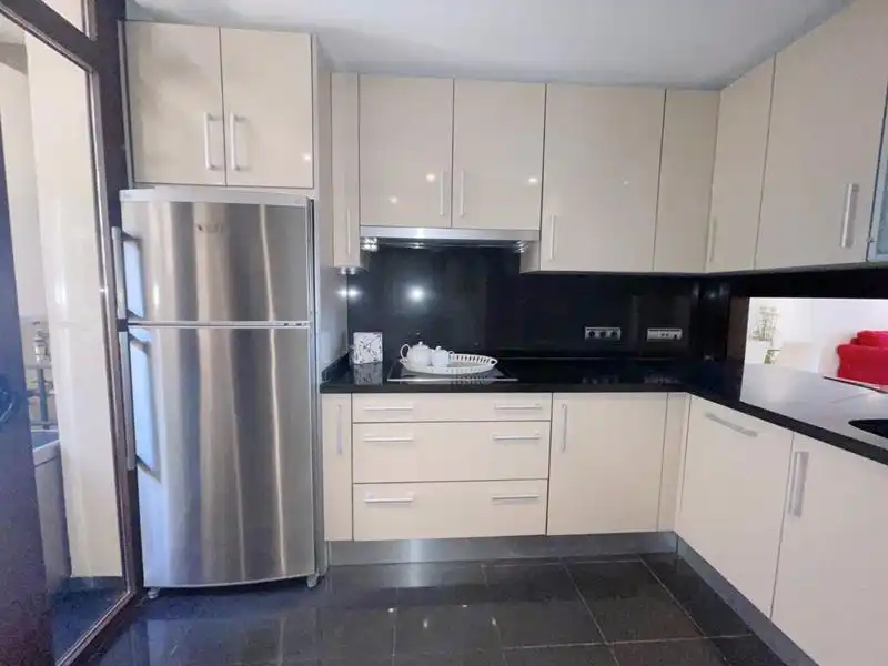 Cocina de Piso de alquiler en Estepona con Jardín privado, Terraza y Amueblado