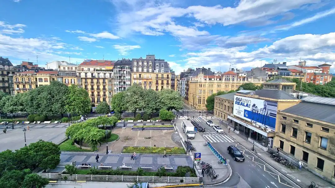 Außenansicht von Wohnung zum Verkauf in Donostia - San Sebastián  mit Heizung, Abstellraum und Balkon