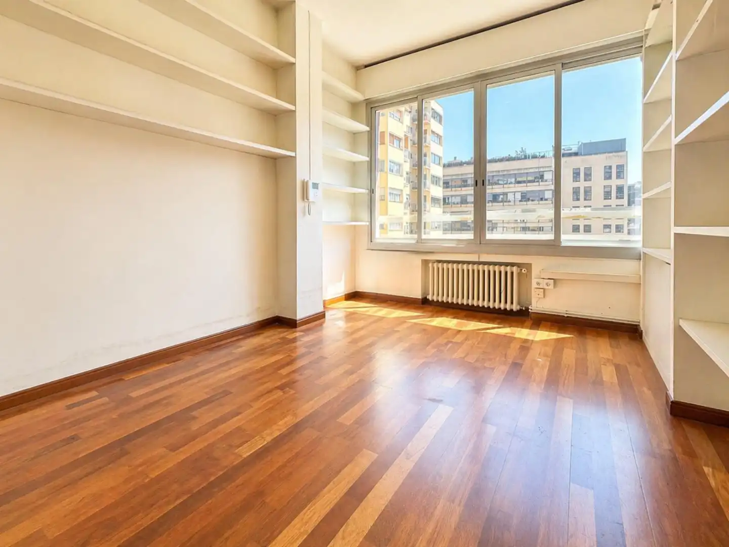 Wohnzimmer von Wohnung zum Verkauf in Barcelona mit Klimaanlage, Heizung und Balkon