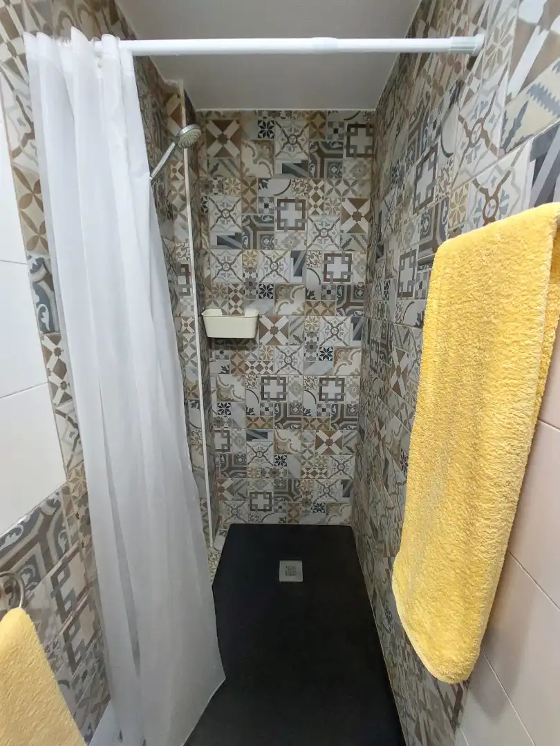 Bany de Estudi de lloguer en Benalmádena amb Terrassa, Moblat i Piscina comunitària