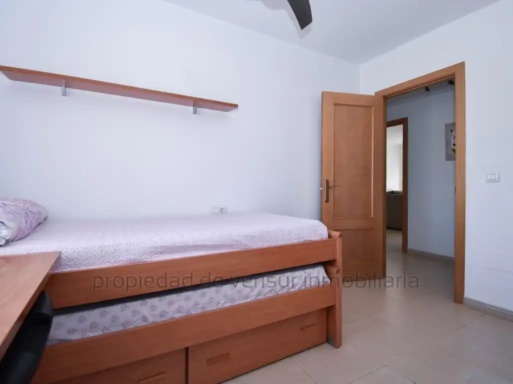 Dormitori de Apartament de lloguer en Águilas amb Terrassa, Piscina i Moblat