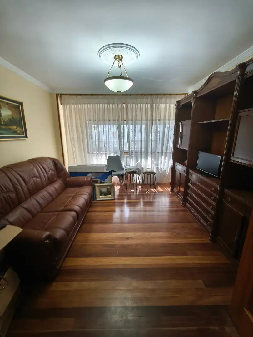 Sala d'estar de Pis de lloguer en Santiago de Compostela  amb Calefacció, Parquet i Moblat