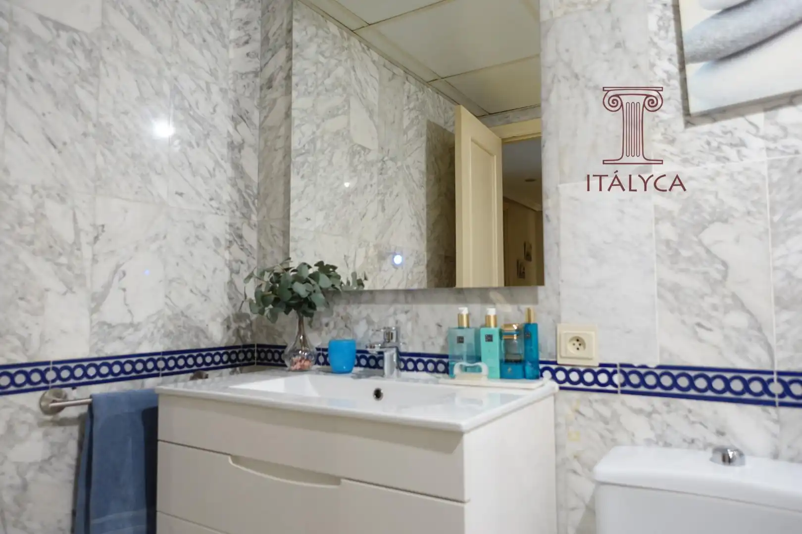Badezimmer von Einfamilien-Reihenhaus zum Verkauf in San Juan de Aznalfarache mit Klimaanlage, Heizung und Privatgarten