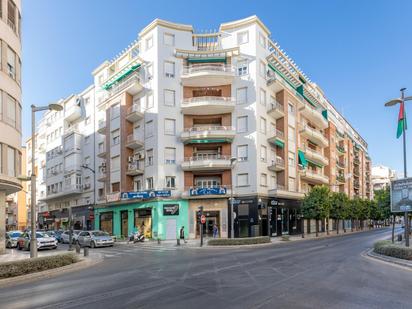 Vista exterior de Pis en venda en  Granada Capital amb Terrassa i Balcó