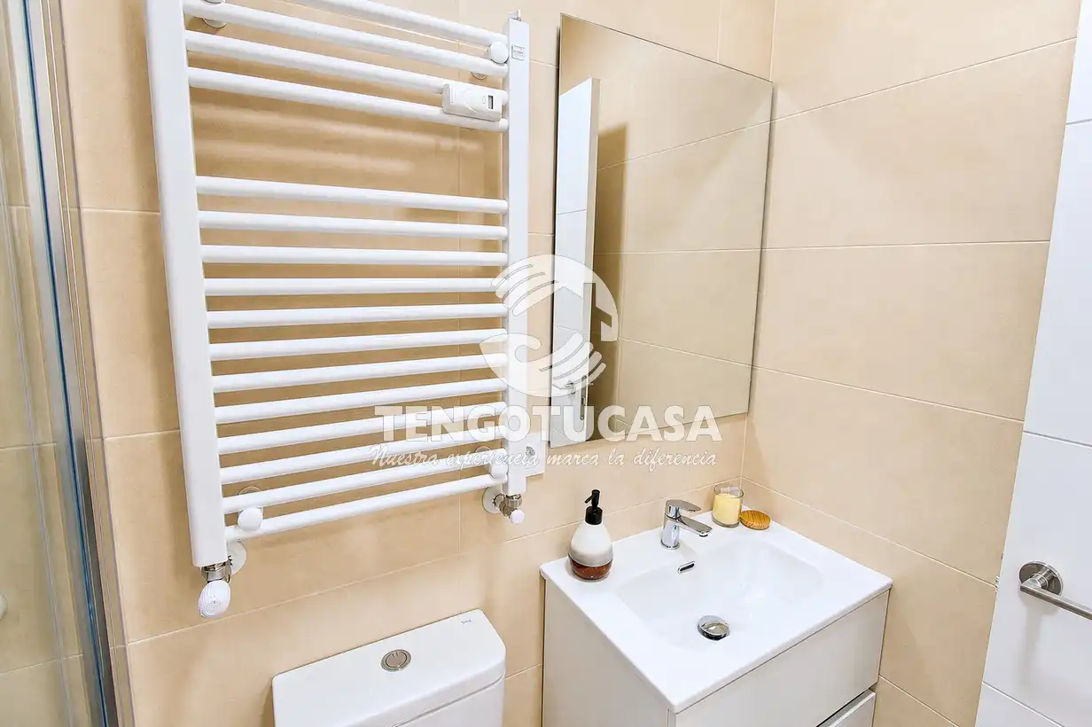 Badezimmer von Wohnung zum Verkauf in Madrid mit Klimaanlage, Möbliert und Ofen