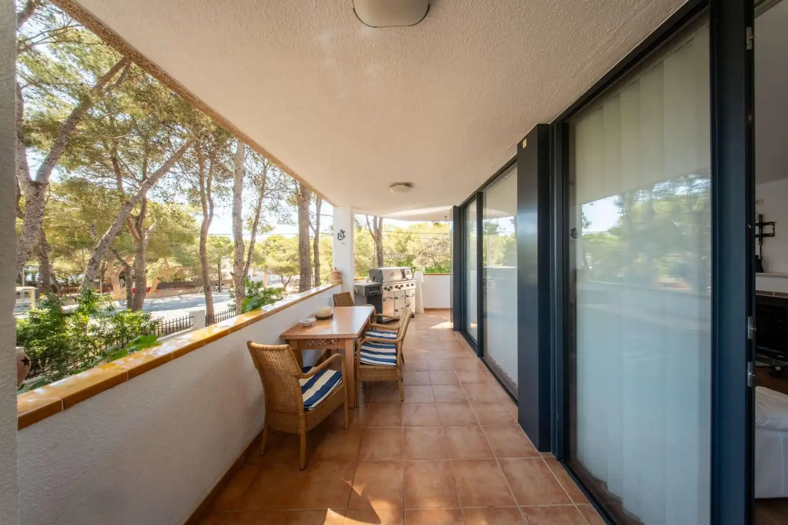Terrasse von Erdgeschoss zum Verkauf in Calvià mit Klimaanlage, Heizung und Privatgarten