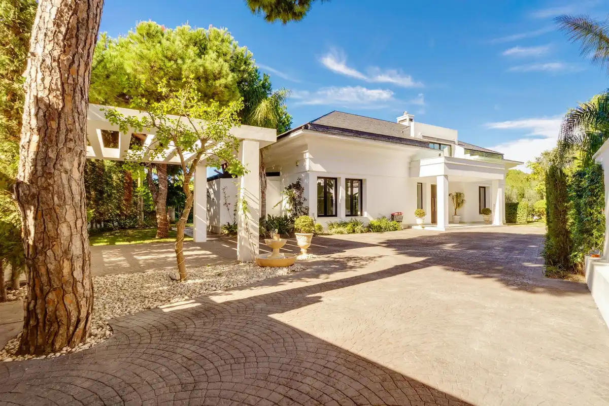Vista exterior de Casa o xalet de lloguer en Marbella amb Aire condicionat, Jardí privat i Traster