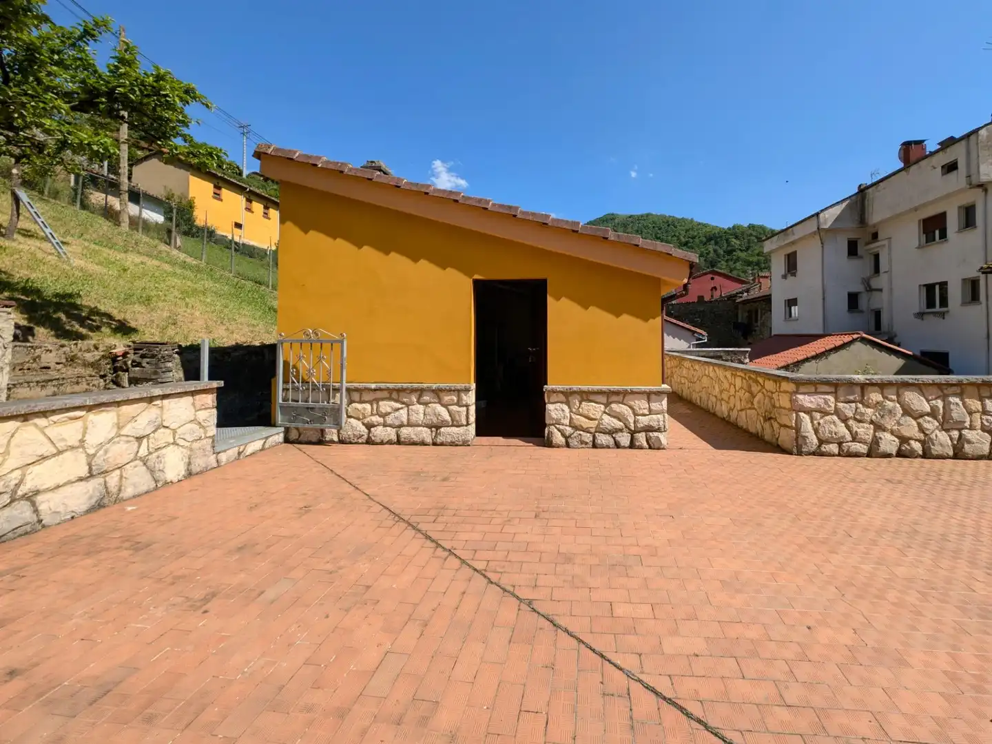 Vista exterior de Casa o xalet en venda en Aller amb Calefacció, Jardí privat i Terrassa