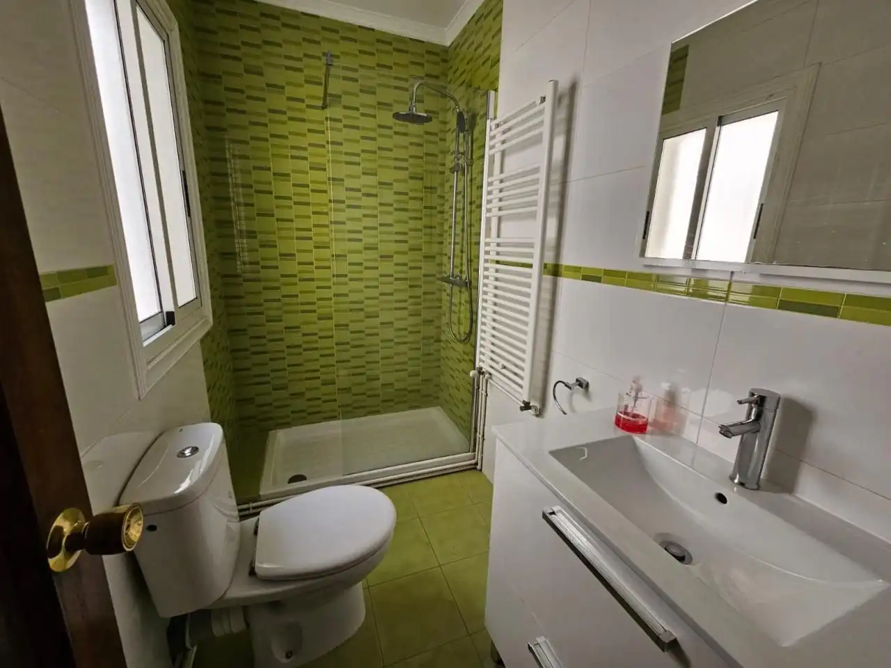 Bathroom of Flat for share in Ourense Capital   with Heating, Furnished and Balcony