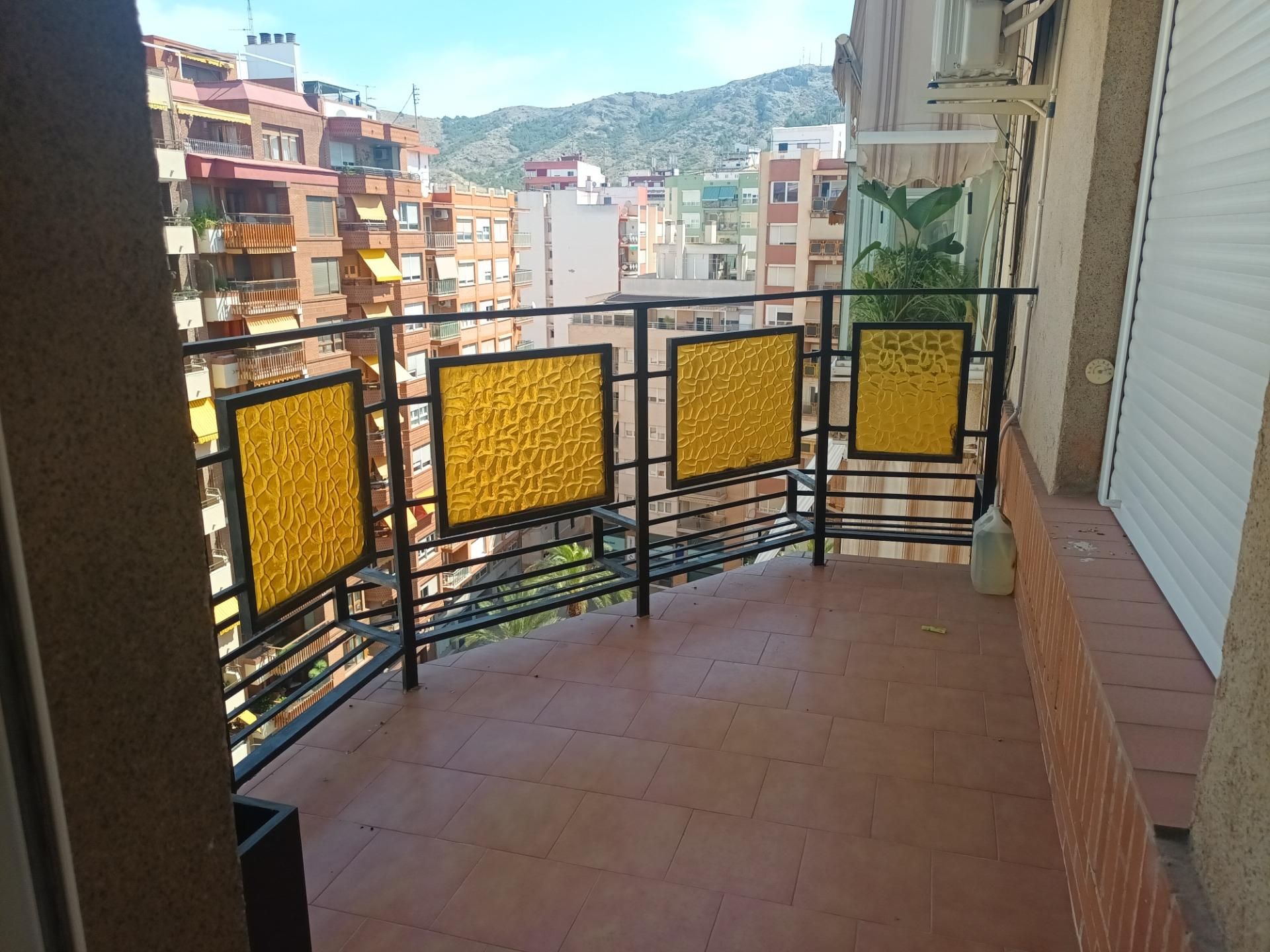 Terrassa de Pis de lloguer en Villena amb Aire condicionat i Balcó