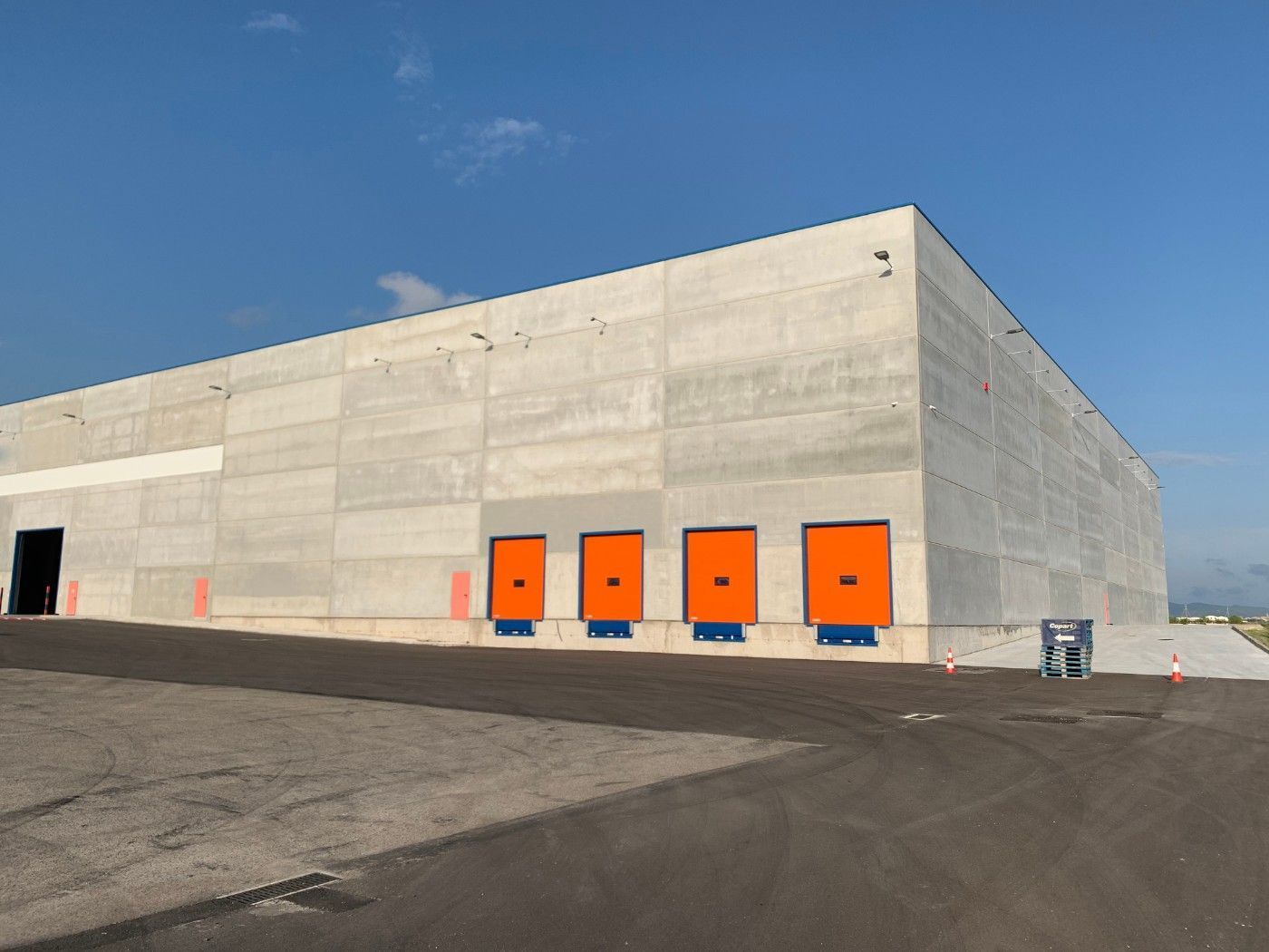 Vista exterior de Nave industrial de alquiler en Santa Oliva