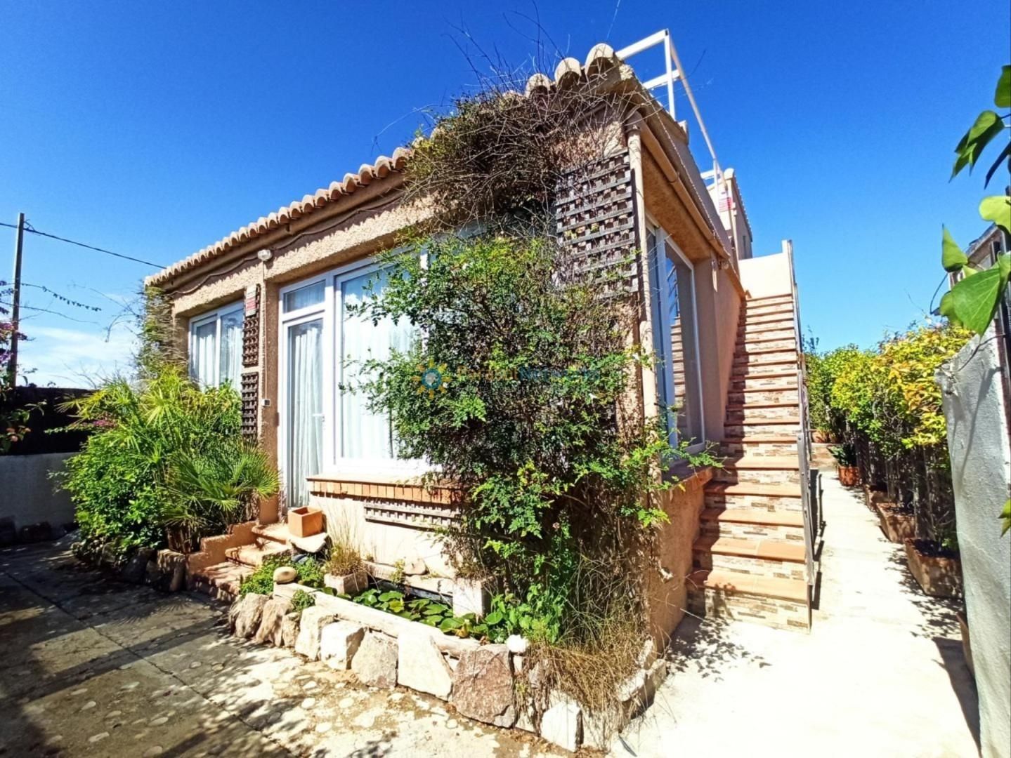 Vista exterior de Casa o xalet en venda en Oliva amb Calefacció, Jardí privat i Terrassa