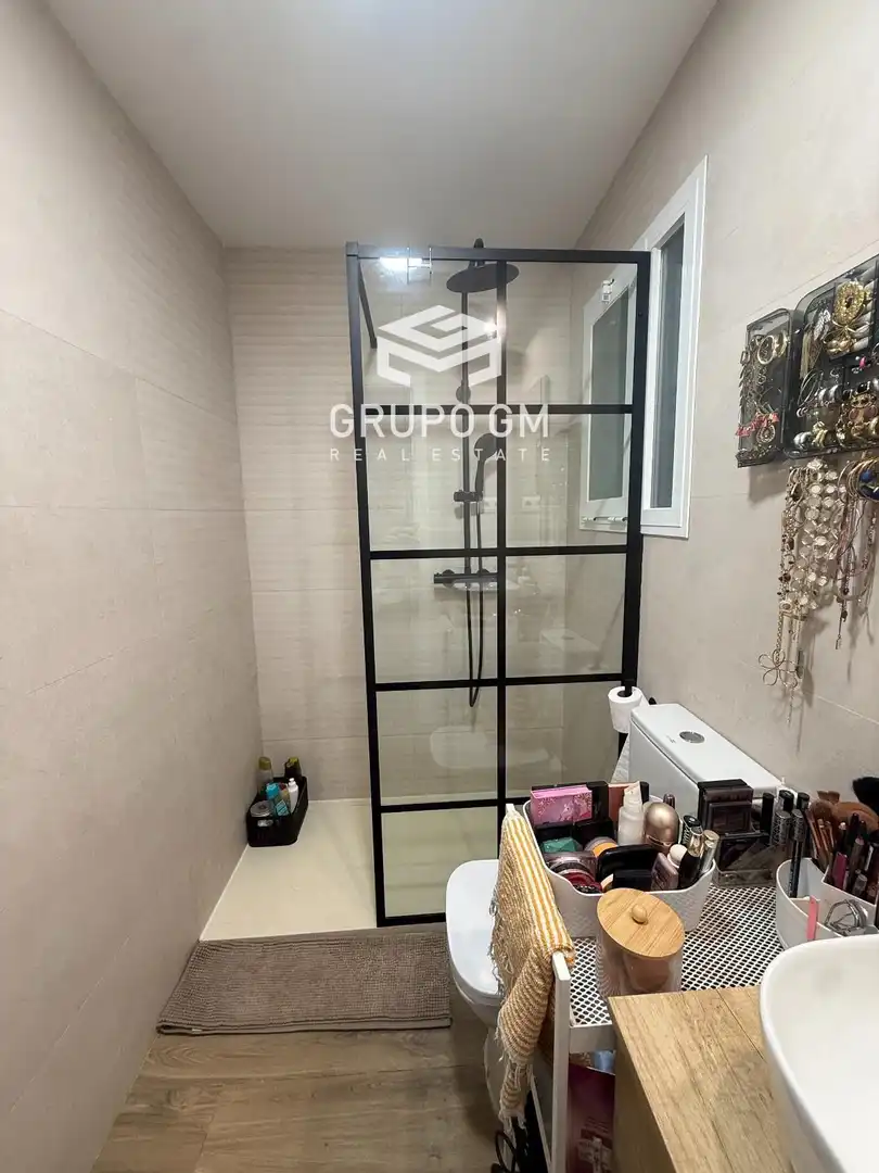 Bathroom of Flat for sale in Madrid  with Air Conditioner and Heating