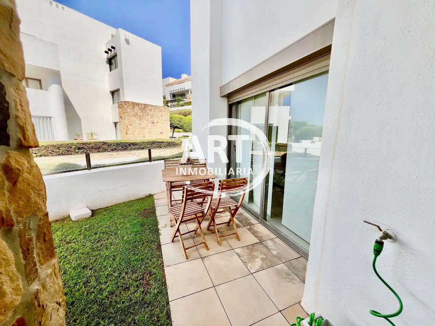 Vista exterior de Apartament en venda en Benahavís amb Aire condicionat, Calefacció i Jardí privat