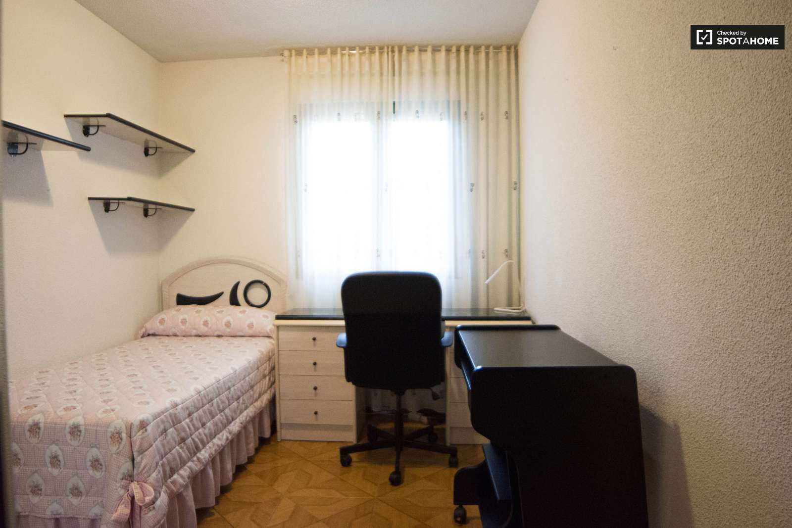 Bedroom of Flat to share in  Madrid Capital  with Air Conditioner, Terrace and Furnished