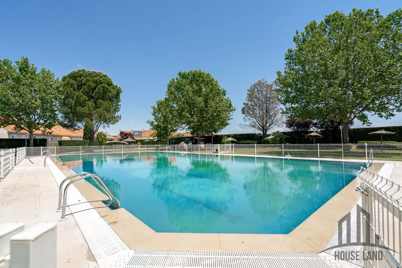 Piscina de Casa adosada en venda en Algete amb Calefacció, Traster i Piscina comunitària