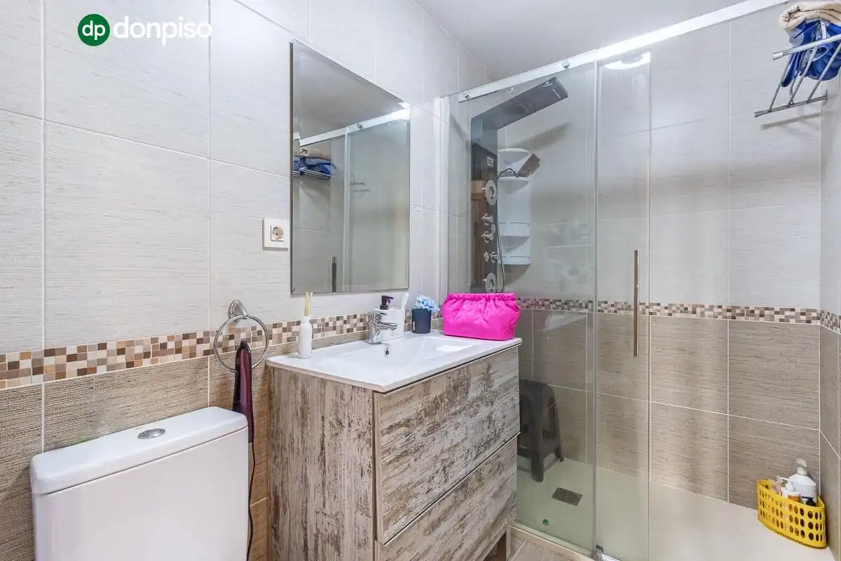 Bathroom of Flat for sale in Granada  with Air Conditioner and Terrace