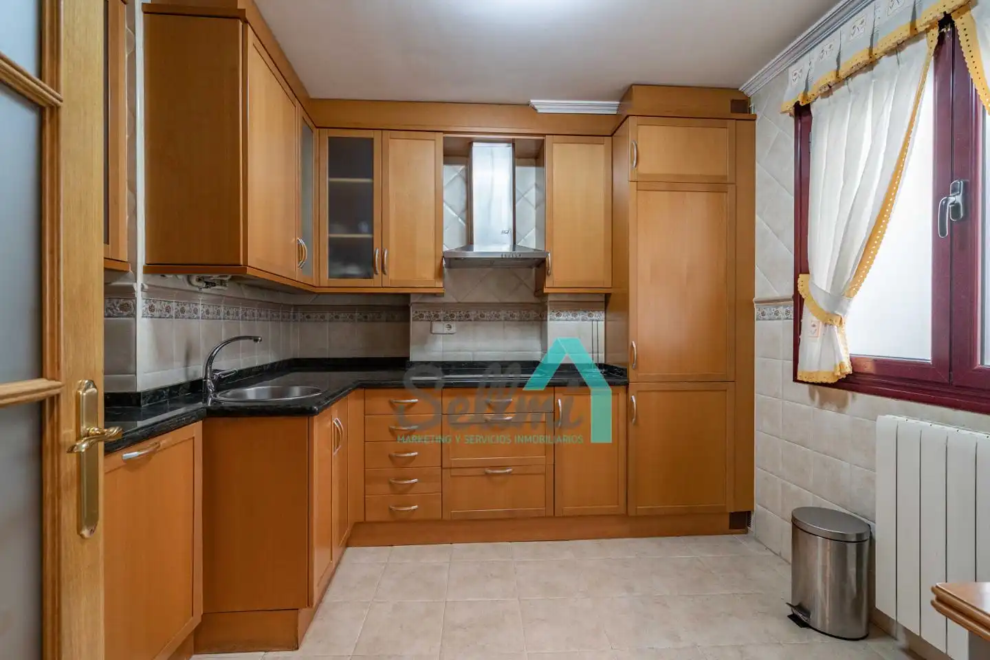 Cuina de Pis en venda en Oviedo  amb Calefacció, Parquet i Moblat