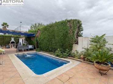 Casa con piscina in vendita a Calle CIPRESES