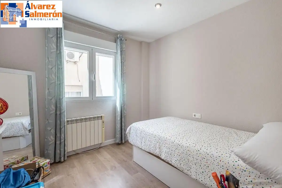 Bedroom of Flat for sale in Granada