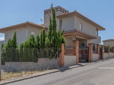Chalet en venta en Calle Calle Reina Sofía 31