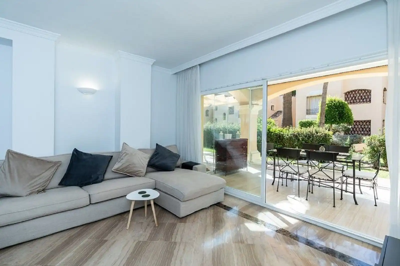 Sala d'estar de Apartament en venda en Marbella amb Aire condicionat, Terrassa i Piscina