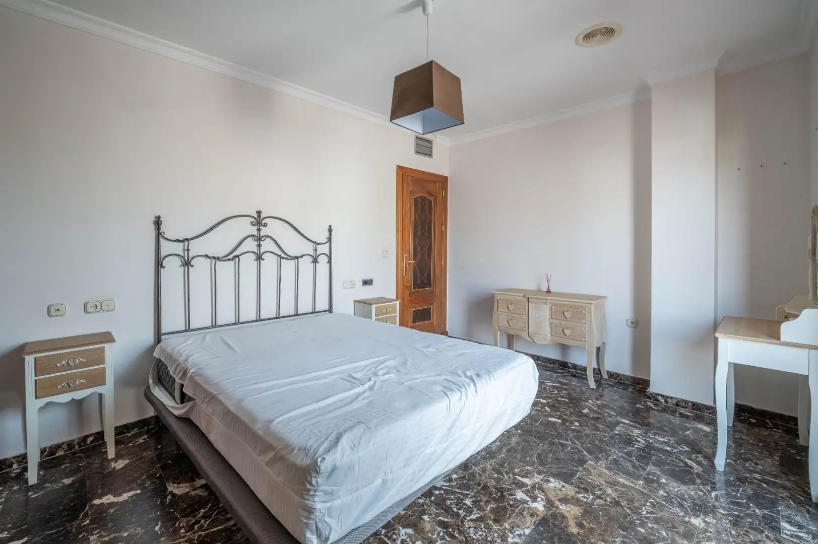 Schlafzimmer von Dachboden zum Verkauf in Maracena