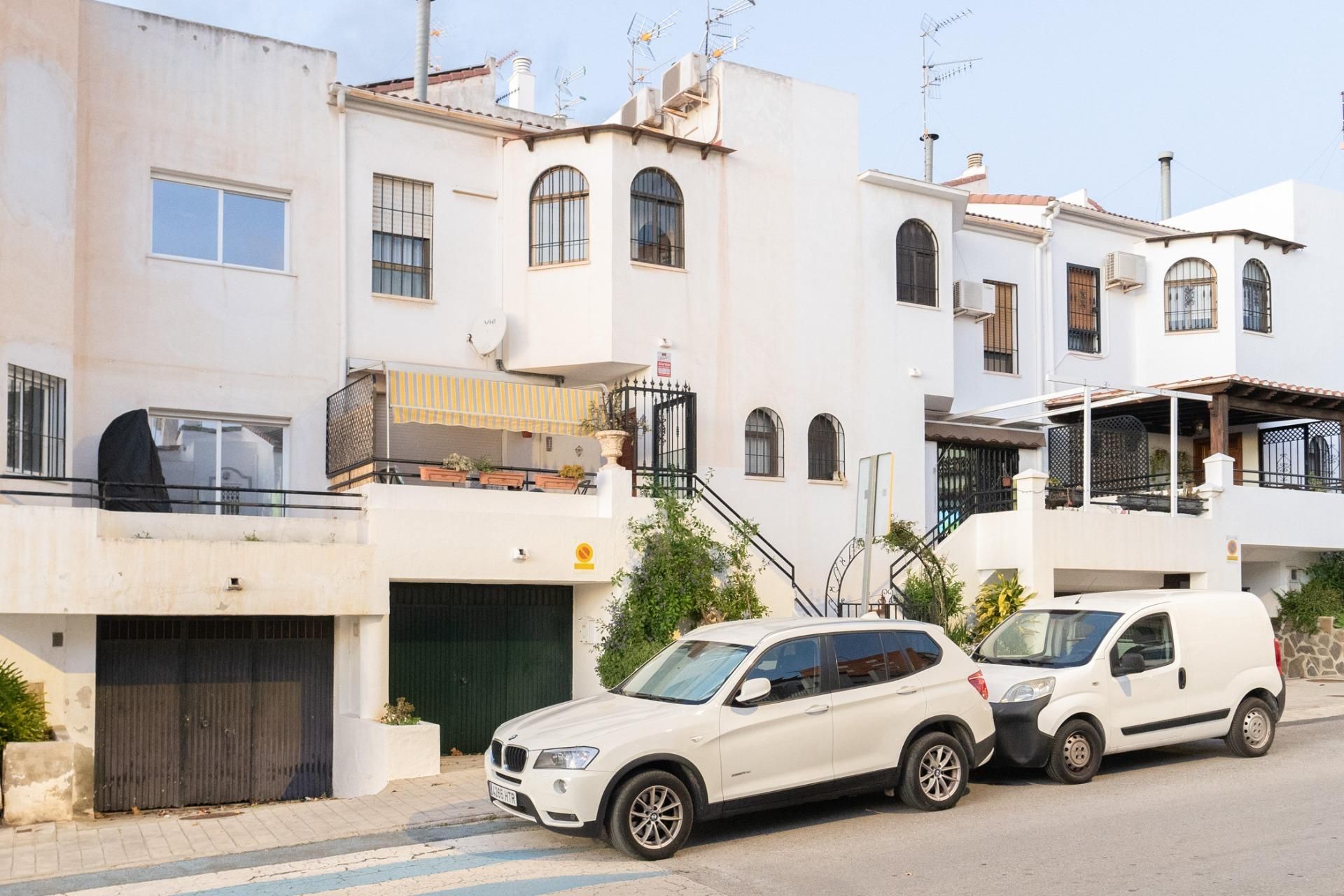Vista exterior de Casa o xalet en venda en Motril amb Aire condicionat, Terrassa i Traster