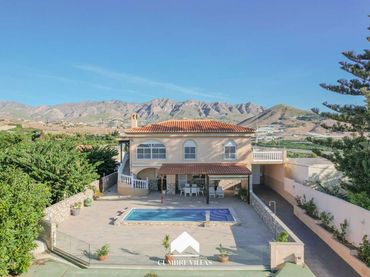 Country house with garden for sale in Centro