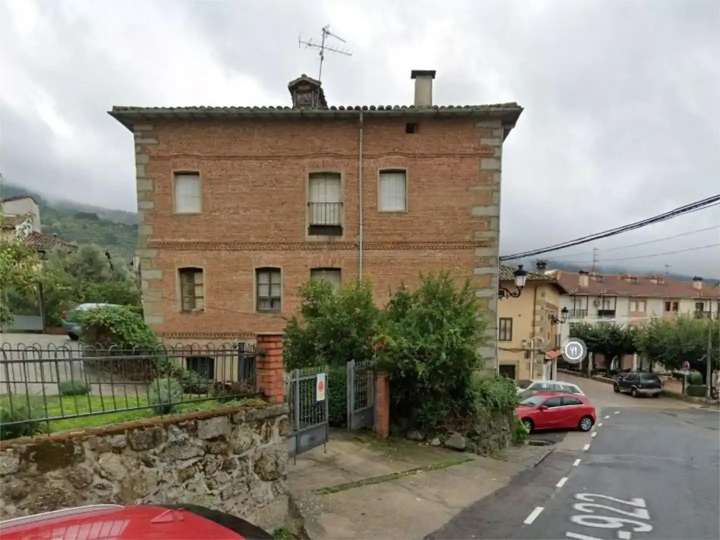 Vista exterior de Casa adosada en venda en San Esteban del Valle amb Traster i Balcó