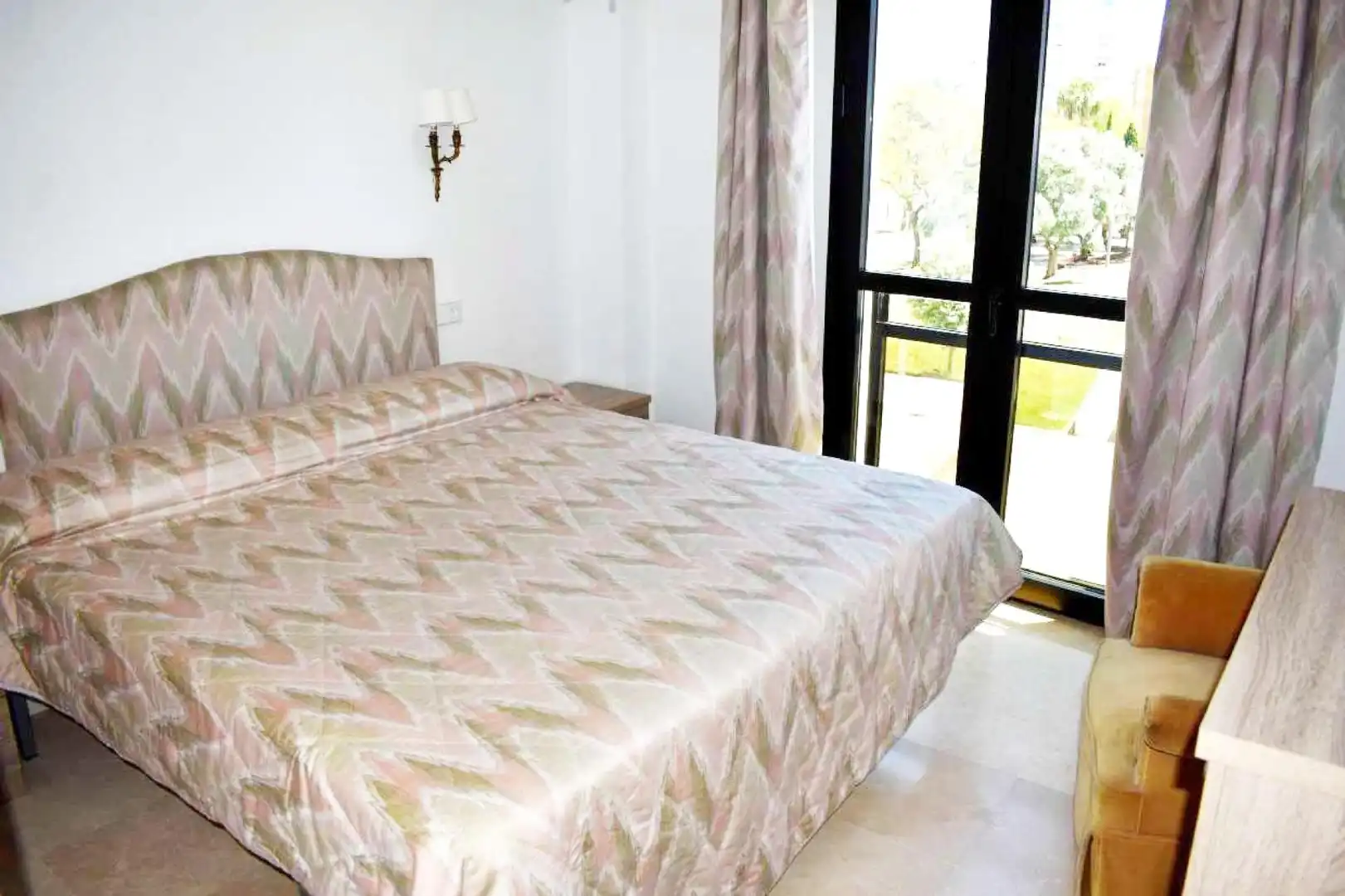 Habitación de Piso de alquiler en Huelva con Aire acondicionado y Amueblado