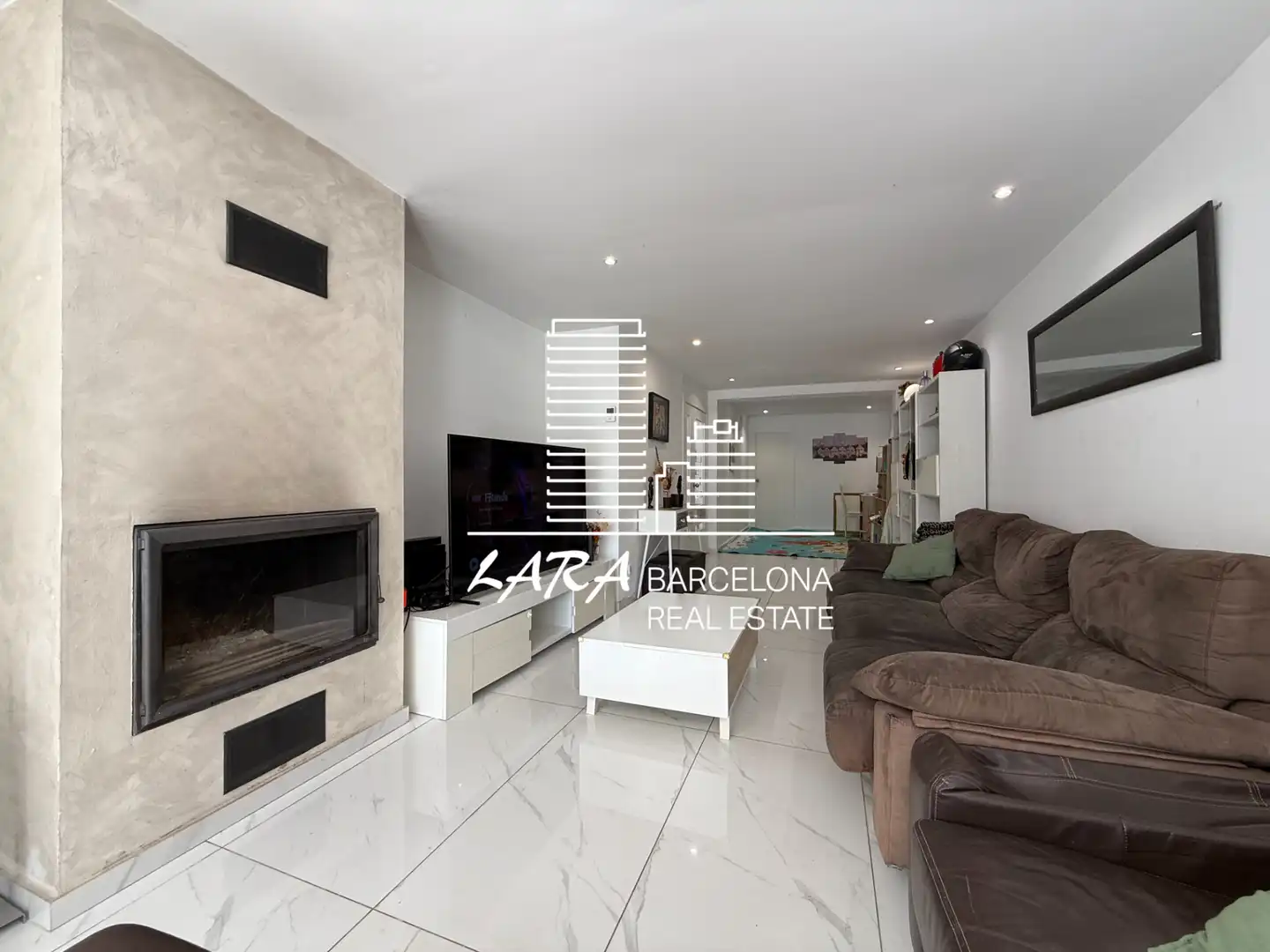 Sala d'estar de Casa adosada en venda en Castelldefels amb Aire condicionat, Jardí privat i Terrassa