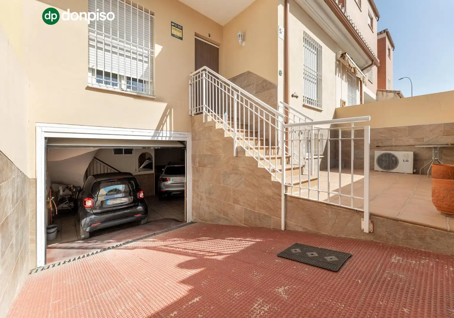 Aparcament de Casa adosada en venda en Chana