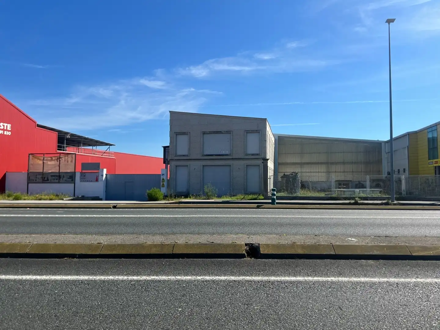 Vista exterior de Nave industrial en venta en Narón