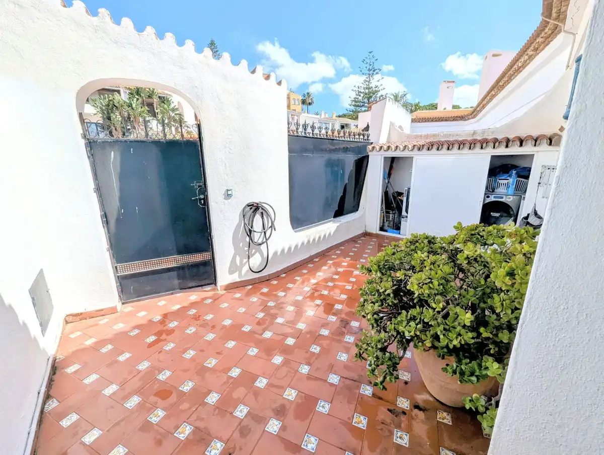 Vista exterior de Ático en venta en Marbella con Aire acondicionado, Amueblado y Piscina comunitaria