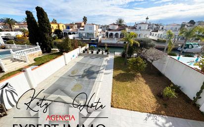 Vista exterior de Casa o xalet en venda en Empuriabrava amb Aire condicionat, Calefacció i Jardí privat