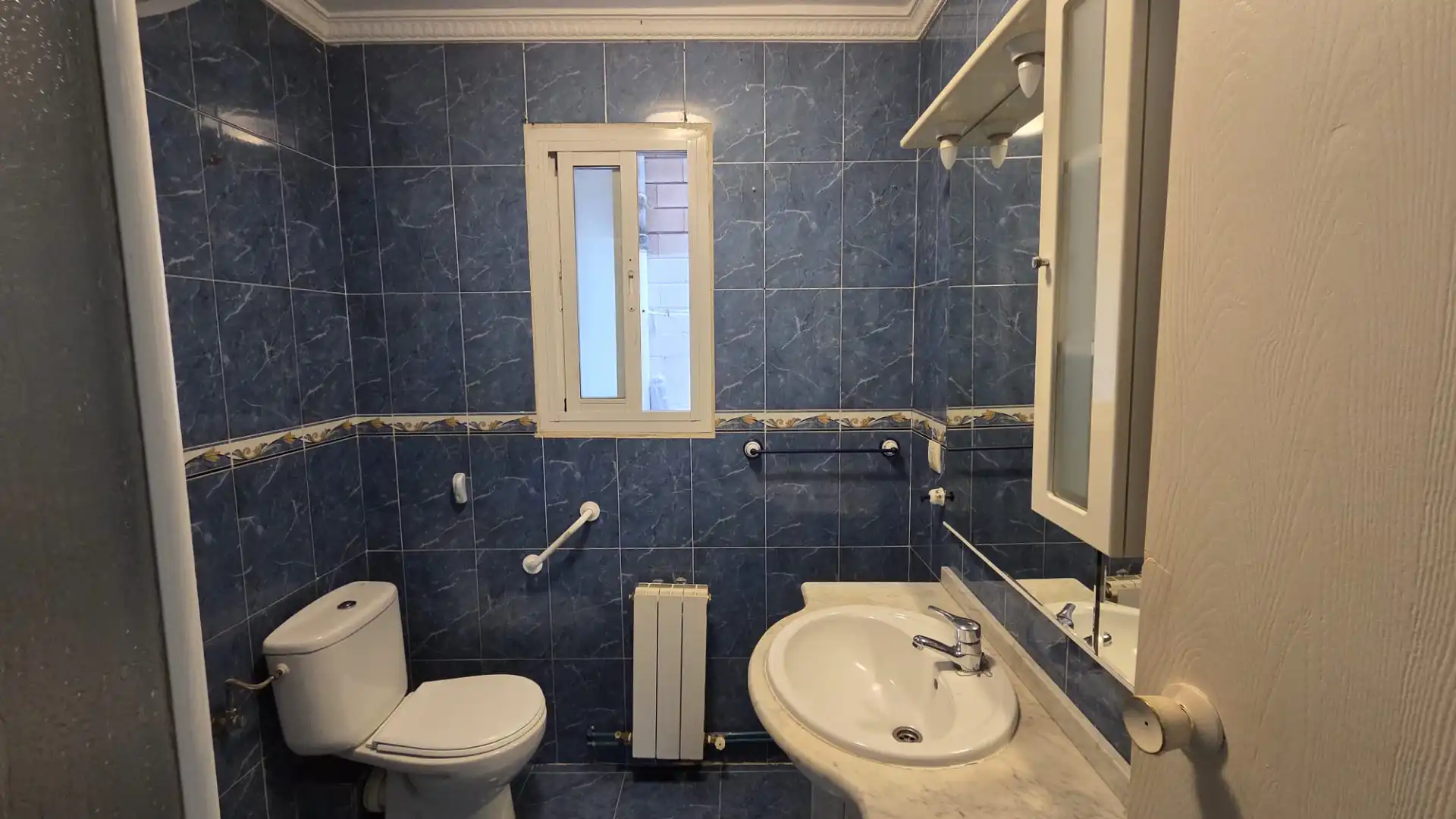 Baño de Piso en venta en Parla con Calefacción, Internet y Alarma