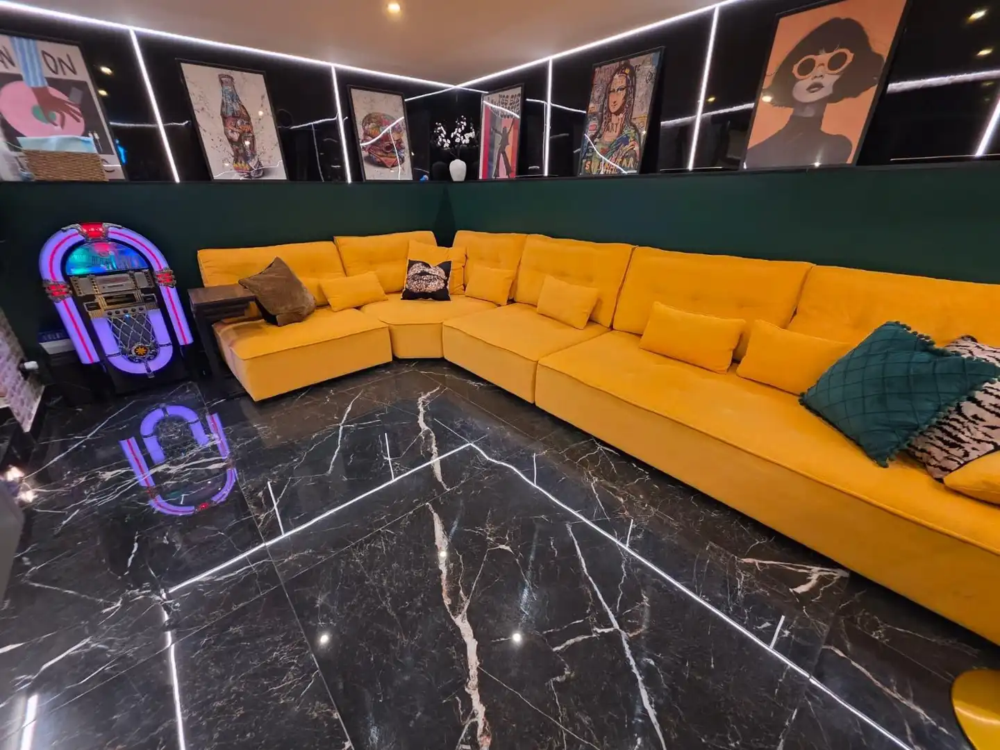Sala d'estar de Casa adosada en venda en Alicante / Alacant amb Aire condicionat, Jardí privat i Terrassa