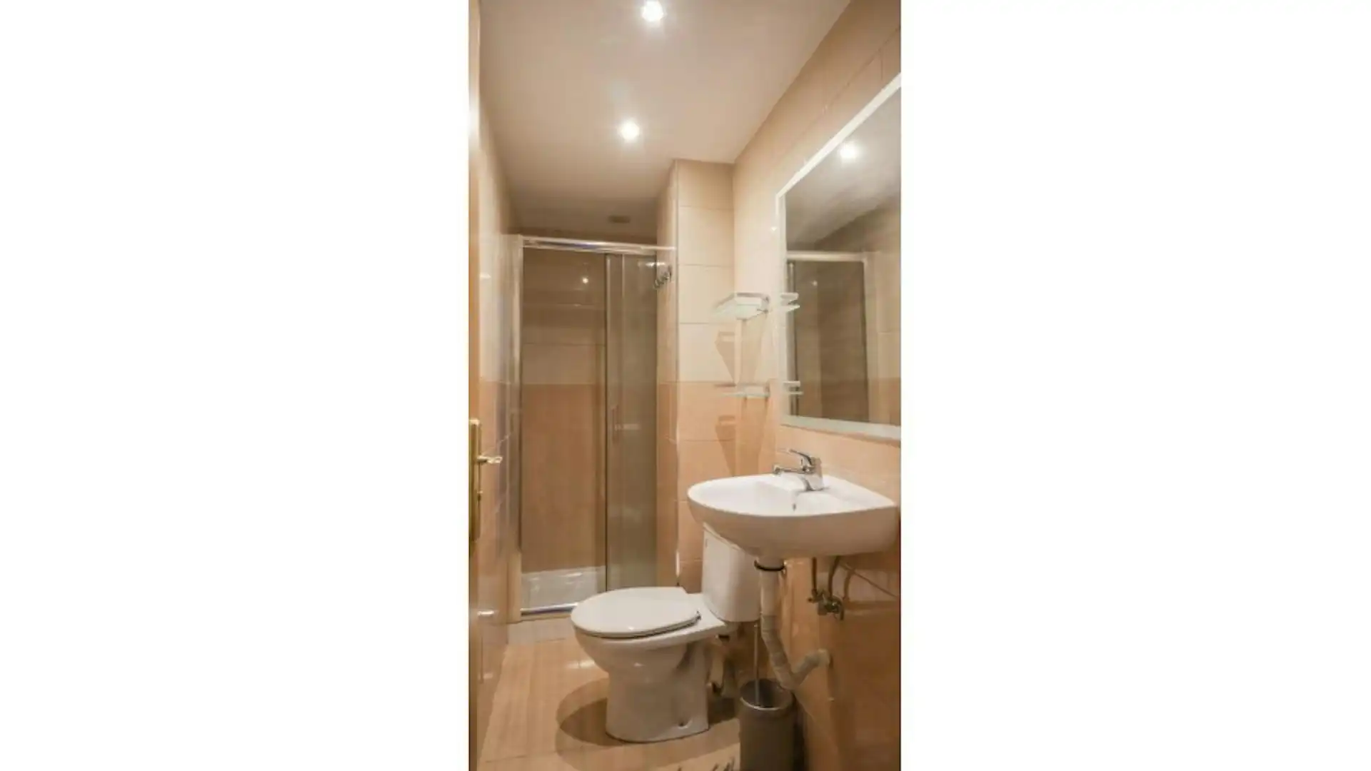 Bathroom of Flat for rent in Madrid  with Heating, Furnished and Washing machine
