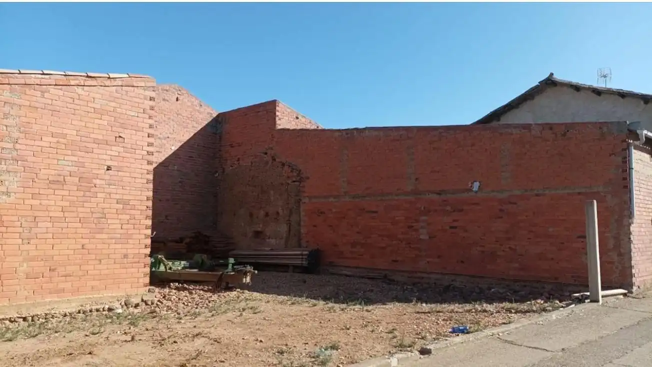 Außenansicht von Fabrikhallen zum Verkauf in Roperuelos del Páramo