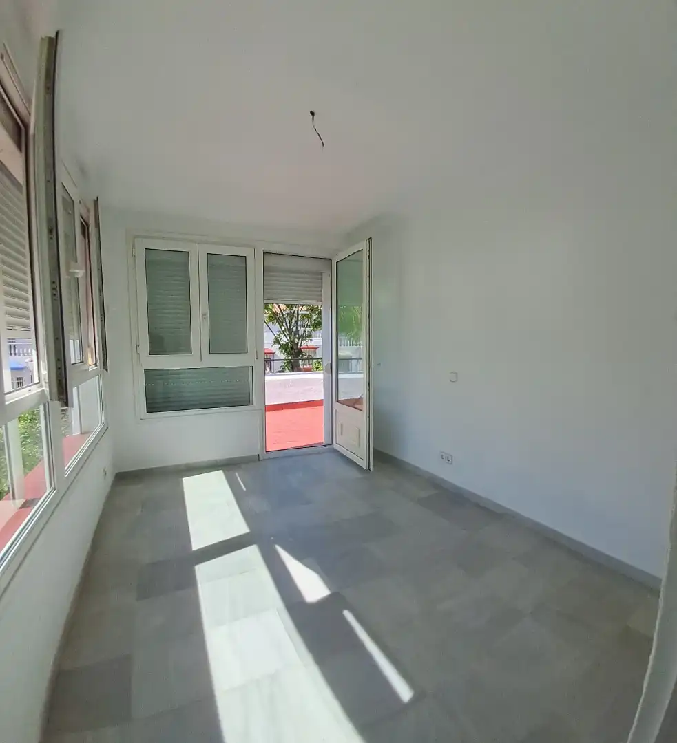 Dormitori de Casa adosada de lloguer en Tomares amb Aire condicionat i Piscina
