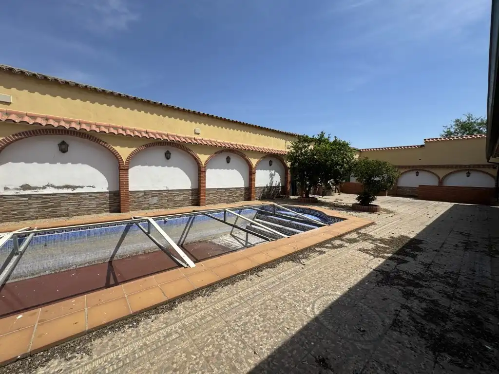 Piscina de Casa o xalet en venda en Valencia de las Torres amb Aire condicionat, Terrassa i Piscina
