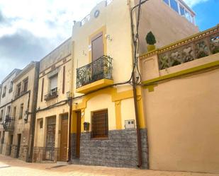 Vista exterior de Casa adosada en venda en Valls amb Terrassa i Balcó